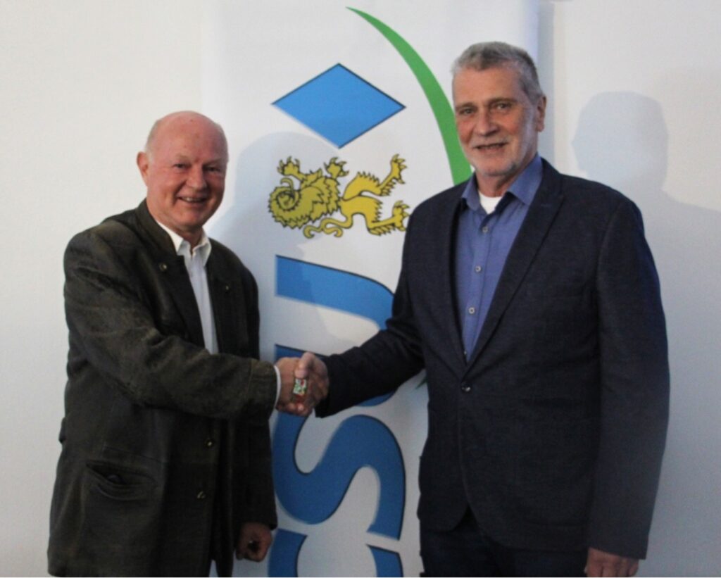 Glückwunsch von Maximillian Wellner (links) an Gerhard Roth (rechts), Foto: Christian Wörner